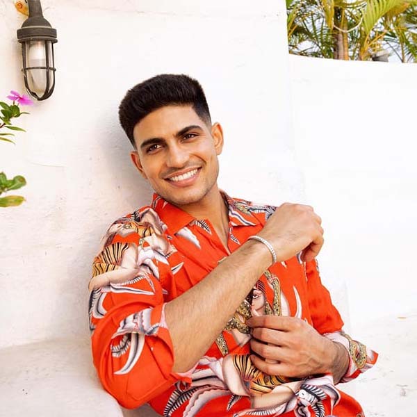 গত ১৪ ফেব্রুয়ারি সমাজমাধ্যমের পাতায় ইঙ্গিতবাহী ছবি পোস্ট করেছিলেন তরুণ ব্যাটার। লন্ডনের একটি ক্যাফেতে গিয়েছিলেন তিনি। সঙ্গে লিখেছিলেন, ‘‘আজ যেন কোন দিন?’’ সমাজমাধ্যমে একই ক্যাফের ছবি দিয়েছিলেন সারাও।