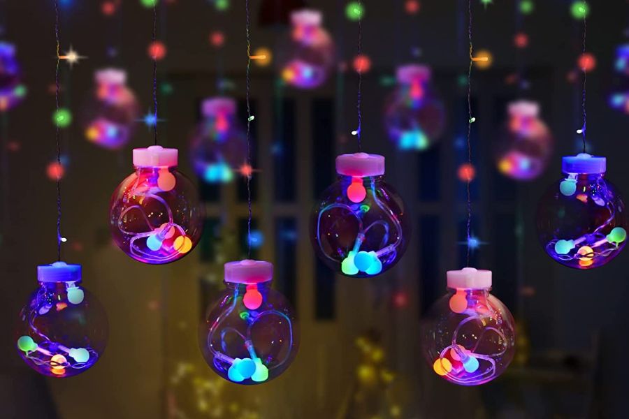 বল আলো: স্বচ্ছ বল। তাতে রং বেরঙের এলইডি আলো। আবার সেই বল ঝুলিয়ে দিন বারান্দায় বা ঘরের সিলিং থেকে। ব্যস দেখবেন কেল্লাফতে। দিওয়ালির সাজে হালকার উপরেই বাজিমাত। 