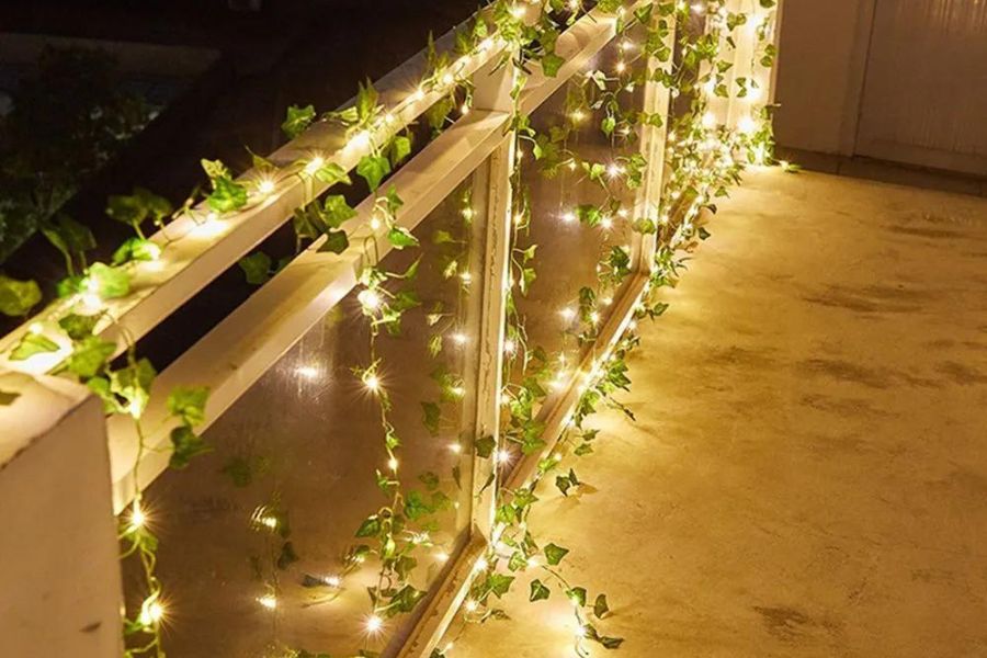 পাতার মতো: আলো প্লাস্টিকের তৈরি নকল পাতা। তাঁর মাঝে মাঝে হলুদ ছোট ছোট এলইডি আলো। দেখতে একদম ভারী সুন্দর। ঘরের কোনও একটি বা দুটি দেওয়াল জুড়ে লাগিয়ে নিন এই আলো। দেখবেন বদলে গিয়েছে আপনার ঘরের লুক। 