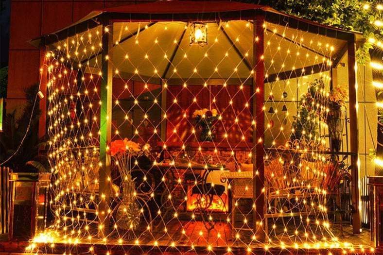 মশারি আলো:  আলোর মশারি। বুঝলেন না তো? ধরুন আপনার বাড়ির ছাদে রয়েছে চেয়ার টেবিল। এবার সেই টেবিলেই একটা বড় ছাতা লাগিয়ে নিন। আর তার পর মশারির মতো এলইডি আলো ঝুলিয়ে দিন সেই ছাতা থেকে। কী চমৎকার লাগবে বলুন তো। 