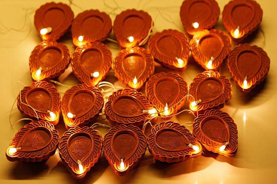 প্রদীপ আলো: দিওয়ালি বা দীপাবলি মানেই প্রদীপ থাকবে না তা আবার হয় নাকি। তবে কেবল তেলের প্রদীপ নয় প্রদীপের মতো দেখতে আলো কিন্তু রয়েছে। বসবার ঘরে বা বারন্দায় এই আলো কিন্তু বেশ লাগে। 