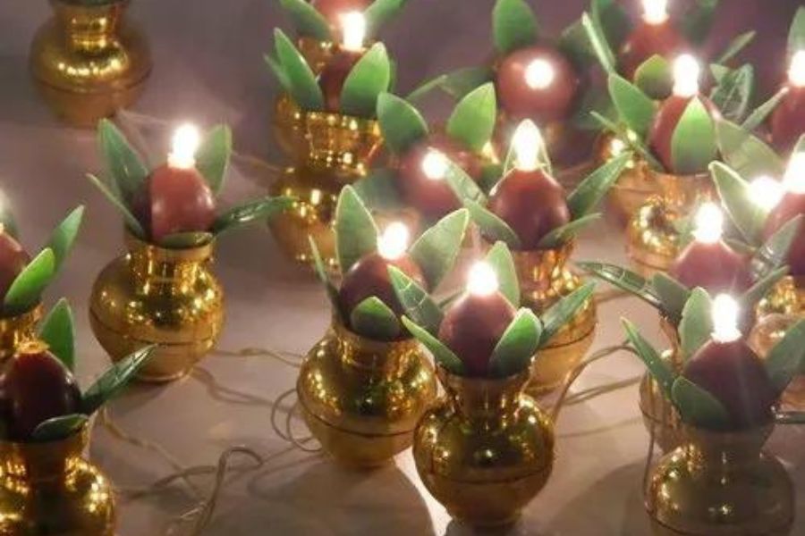 ঘট আলো: পুজোর জায়গা সাজাতে এই আলোর জুড়ি মেলা ভার। ছোট ছোট ঘট। তাতেই আমপাতা আর ডাবের মাঝখানে জ্বলছে ছোট এলইডি আলো। ঠাকুর রাখার স্থান সাজাতে এর থেকে ভাল আর কী হতে পারে বলুন।