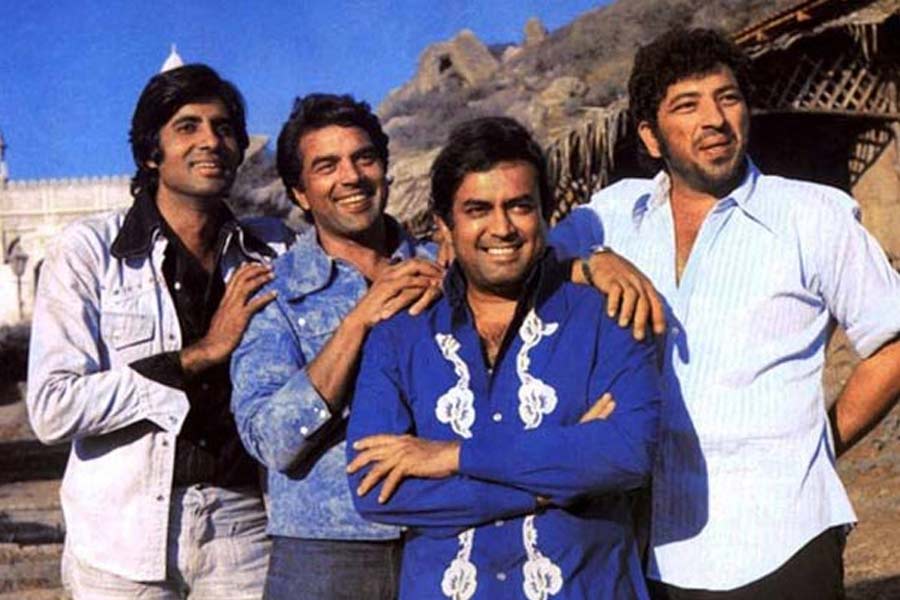জয়-বীরু জুটি থেকে শুরু করে বসন্তী বা গব্বর সিংহ— ১৯৭৫ সালে ‘শোলে’ ছবিটি মুক্তি পাওয়ার পর থেকে এখনও পর্যন্ত এই সব নাম বলিউডে কান পাতলেই শোনা যায়। অমিতাভ বচ্চন, ধর্মেন্দ্র, সঞ্জীব কুমার, আমজাদ খান, হেমা মালিনী, জয়া বচ্চনের মতো তারকাদের কেরিয়ারে এই ছবিটি মাইলফলক গড়ে তোলে। কিন্তু বলিউডে এমন এক অভিনেতা রয়েছেন যিনি ‘শোলে’র মতো সফল ছবিতে অভিনয়ের সুযোগ পেয়েও ফিরিয়ে দেন।