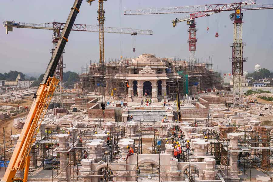 মাঝে আর দুটো মাস, অযোধ্যার নবনির্মিত রামমন্দিরে তার পরেই ফিরবে ঈশ্বরের বিগ্রহ। দীর্ঘ অপেক্ষার পর ‘রামলালা’ আসবেন তাঁর জন্য কয়েক লক্ষ কোটি টাকা খরচ করে বানানো মন্দিরে। অযোধ্যা তাই সাজতে শুরু করেছে সেই শুভদিনের প্রস্তুতিতে।