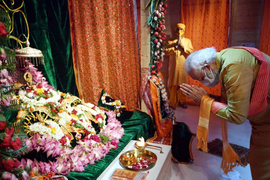 রামলালা ফিরবেন। সেই ফেরা তো সাধারণ হতে পারে না! এত দিন তাঁর নিত্যপুজো চলছিল কিছু দূরের একটি অস্থায়ী মন্দিরে। সেখান থেকে তাঁকে তুলে নিয়ে আসা হবে নতুন মন্দিরের গর্ভগৃহে। অযোধ্যার মন্দির কর্তৃপক্ষ ঠিক করেছেন, সেই কাজের ভার তাঁরা দেবেন দেশের প্রধানমন্ত্রীকে।