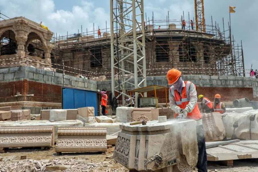 অযোধ্যার মূল মন্দির যেখানে তৈরি হচ্ছে, সেখানে থেকে আধ কিলোমিটার দূরে অস্থায়ী মন্দিরটি।