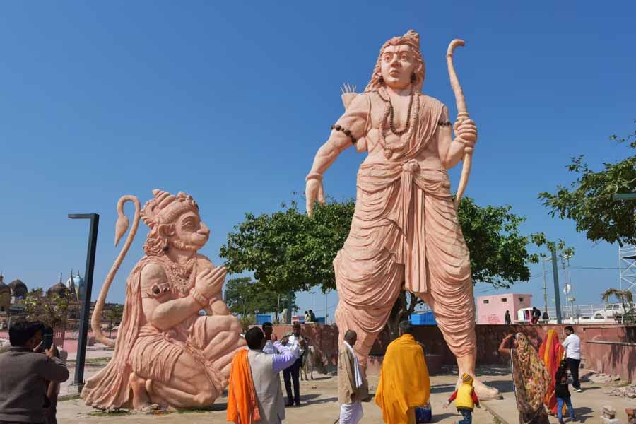 শিশু রামের মূর্তি হাতে থাকলে জুতো পরতে পারবেন না মোদী। সে ক্ষেত্রে প্রধানমন্ত্রী পদের প্রোটোকল ভেঙেই ওই রাস্তা খালি পায়ে হেঁটে আসতে হবে তাঁকে। তার পর মূর্তিটিকে গর্ভগৃহে রাখবেন তিনি। 