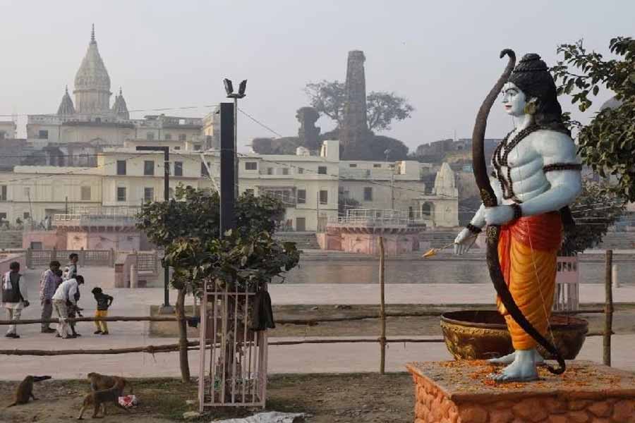 নতুন মন্দিরের গর্ভগৃহে শিশু রামের মূর্তি রাখা হবে একটি পবিত্র স্থানে। তবে এই বিগ্রহটি সারা বছর দেখতে পাবেন না দর্শনার্থীরা। অযোধ্যা মন্দির কর্তৃপক্ষ জানিয়েছেন, এটি রামের ‘চল মূর্তি’। বিশেষ দিনেই মন্দিরে আনা হবে এই মূর্তিকে। 