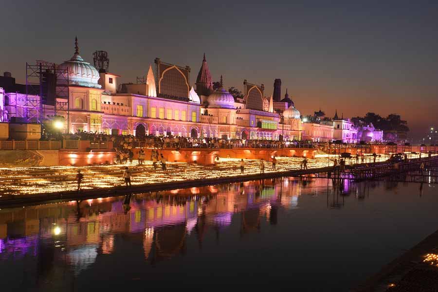 আর মন্দিরে সারা বছর রামের যে মূর্তি থাকবে, সেটি ‘অচল মূর্তি’। ২২ জানুয়ারি সেই মূর্তি গর্ভগৃহে স্থাপন করে তার প্রাণপ্রতিষ্ঠা করা হবে।