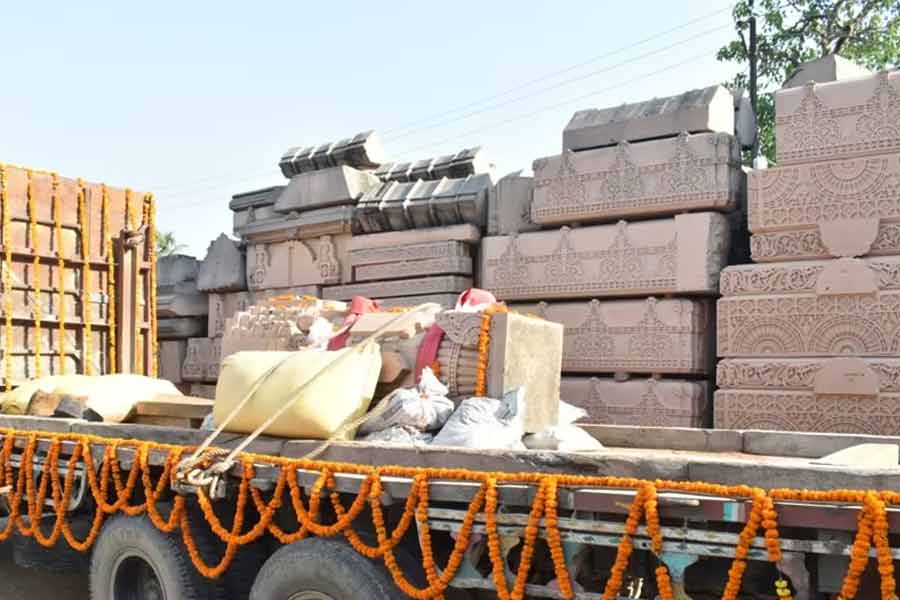 এর মধ্যে একটি রাজস্থানের শ্বেতমর্মরে তৈরি মূর্তি। অন্যটি তৈরি করা হয়েছে কর্নাটকের গাঢ় রঙের গ্রানাইটে।