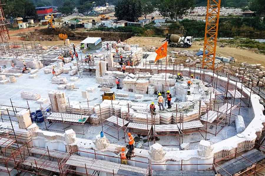 এর মধ্যেই একটি মূর্তিতে ওই দিন প্রাণপ্রতিষ্ঠার জন্য পুজো করা হবে। অন্য মূর্তিটিও রেখে দেওয়া হবে। পরবর্তী কালে মন্দিরের দ্বিতীয় তল রাম দরবার তৈরির কাজ সম্পন্ন হলে সেখানে রাখা হবে দ্বিতীয় মূর্তিটিকে।