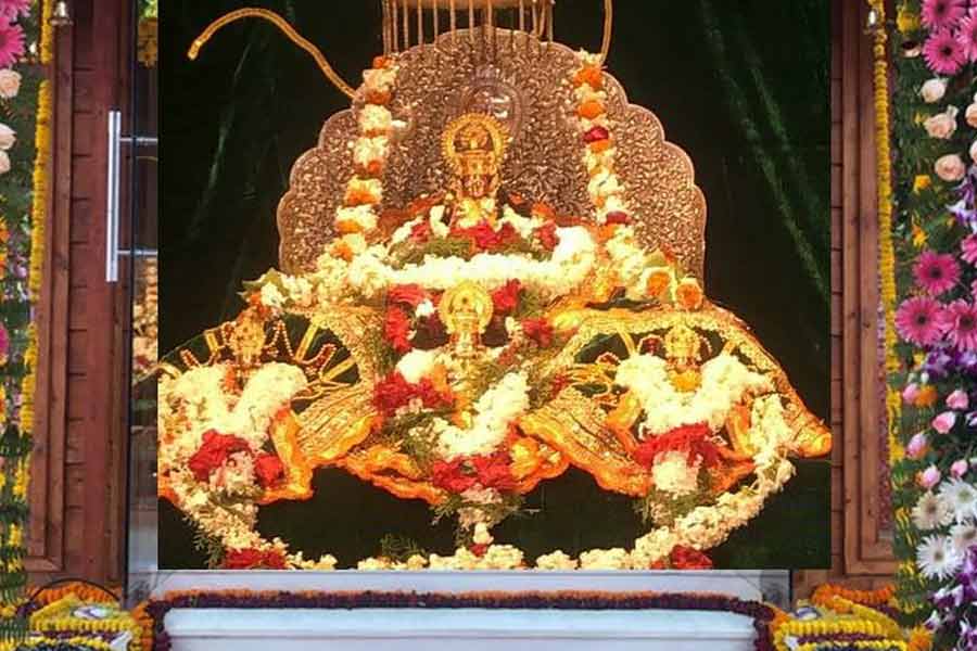 নতুন রামলালার মূর্তিকে সয়যূ নদীর জল এবং হিন্দু ধর্মে পবিত্র বলে গণ্য হওয়া অন্যান্য নদীর জলে স্নান করানো হবে সেই দিন। তার পর সেই মূর্তি নিয়ে অযোধ্যা শহর ভ্রমণ করা হবে প্রতীকী ভাবে।