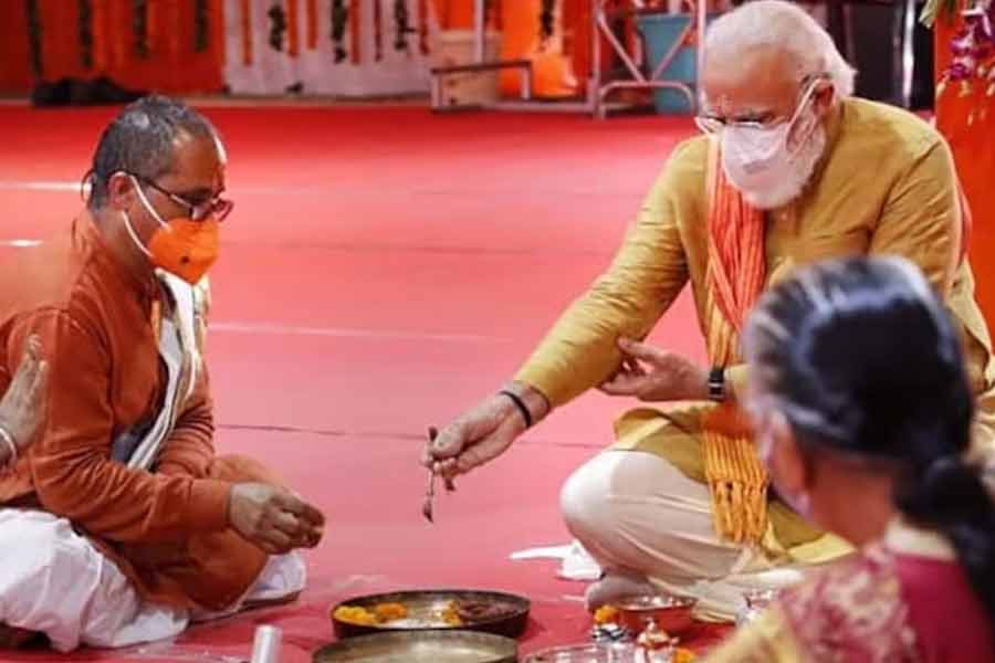 প্রধানমন্ত্রী নিজে বসবেন সেই পুজোয়। তিনিই হবেন মূর্তিতে প্রাণপ্রতিষ্ঠার পুজোয় যজমান। তাঁর সঙ্গে পুজোয় বসবেন দেশের বিভিন্ন মন্দিরের প্রধান পূজারীরাও।