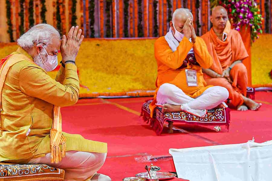 সংবাদ সংস্থা তাদের প্রতিবেদনে জানিয়েছে,  মূল পুজোর পর প্রার্থনা পর্ব শেষে শিশু রামের পুরনো মূর্তি বা চল মূর্তিকে রাখা হবে পবিত্র স্থানে। আর গর্ভগৃহে প্রতিষ্ঠা করা হবে অচল মূর্তি। 