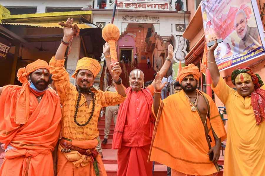 গোটা প্রক্রিয়াটিই  সম্পন্ন হবে সকাল সাড়ে ১১টা থেকে দুপুর সাড়ে ১২টার মধ্যে।