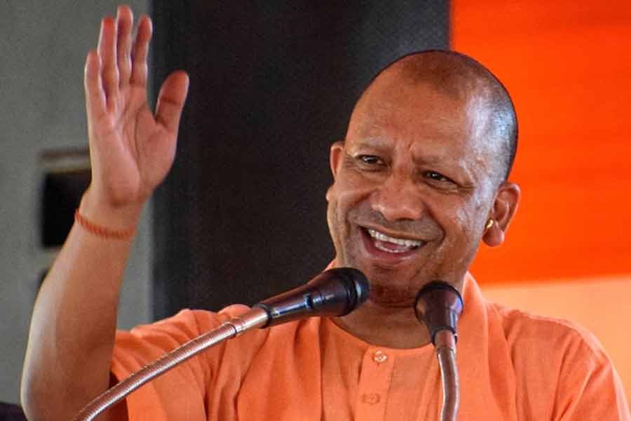 অনুষ্ঠানের শুরুতেই শিশু রামের চল মূর্তিটি মূল মন্দিরে নিয়ে আসার সময়ে মোদীর সঙ্গী হবেন উত্তরপ্রদেশের মুখ্যমন্ত্রী যোগী আদিত্যনাথ। উপস্থিত থাকবেন রাষ্ট্রীয় স্বয়ং সেবক সঙ্ঘের প্রধান মোহন ভাগবতও।