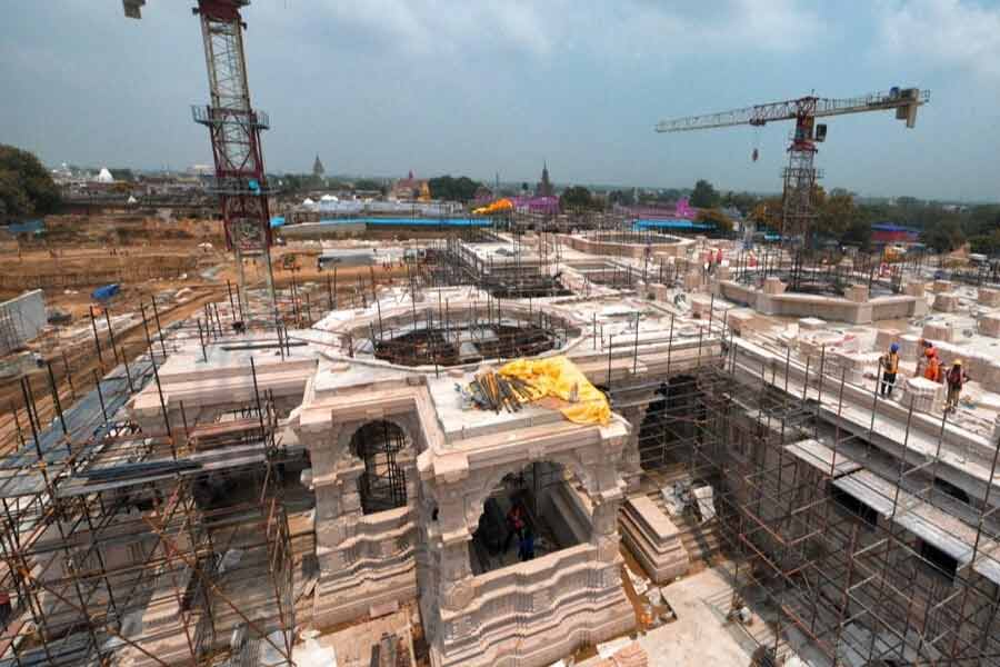 দেশের গণ্যমান্যদের আমন্ত্রণ জানানো হবে ওই অনুষ্ঠানে। রাজনীতিবিদ থেকে শুরু করে শিল্পপতিরাও থাকবেন সেই অনুষ্ঠানে।