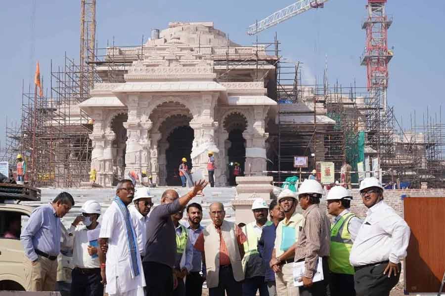 আমন্ত্রণ জানানো হবে বিভিন্ন পেশার কৃতীদের। নামী চিকিৎসক, ইঞ্জিনিয়ার, অভিনেতা, খেলোয়াড়, আইনজীবী, শিক্ষাবিদ থেকে শুরু করে সমস্ত ক্ষেত্রের বিশিষ্টেরা থাকবেন সেই তালিকায়।