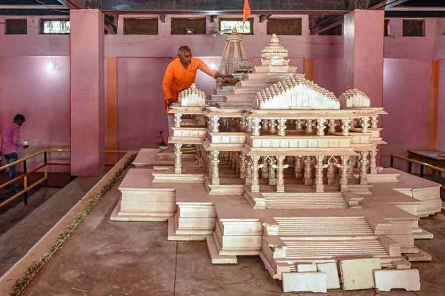 দেশের কিছু রাজ্যের প্রধান এবং কিছু দেশের রাষ্ট্রনেতারও আমন্ত্রণ থাকবে রামমন্দিরের মূর্তি প্রতিষ্ঠার ওই অনুষ্ঠানে।