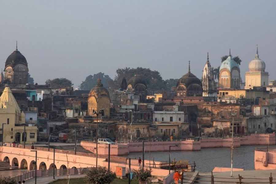 তবে গোটা দেশেই এই অনুষ্ঠান সরাসরি সম্প্রচারের ব্যবস্থা থাকবে। বিভিন্ন মাধ্যমে শুরু থেকেই রামমন্দিরে বিগ্রহ প্রতিষ্ঠার পুজোর অনুষ্ঠানটি দেখতে পাবেন দেশবাসী।