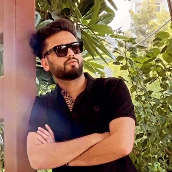 ২০১৬ সালে একটি ইউটিউব চ্যানেল খোলেন এলভিশ। ধীরে ধীরে সেই ইউটিউব চ্যানেলের মাধ্যমে পরিচিতি বাড়তে থাকে তাঁর। ২০১৯ সালে আরও একটি ইউটিউব চ্যানেল খোলেন। চলতি বছর আরও একটি ইউটিউব চ্যানেল খোলেন এলভিশ।