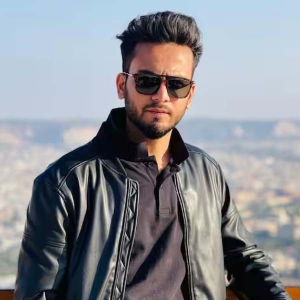 শুক্রবার থেকে সংবাদের শিরোনামে গুরুগ্রামের এই ইউটিউবার তথা সমাজমাধ্যম প্রভাবী। এ বার বড়সড় অভিযোগ উঠেছে এলভিশের বিরুদ্ধে। বৃহস্পতিবার উত্তরপ্রদেশের নয়ডায় একটি রেভ পার্টিতে তল্লাশি অভিযান চালায় পুলিশ। দাবি, সেই রেভ পার্টির আয়োজক ছিলেন এলভিশ যাদব। তবে রেভ পার্টির জন্য বিতর্ক নয়, বিতর্কের সূত্রপাত অন্য বিষয়ে।