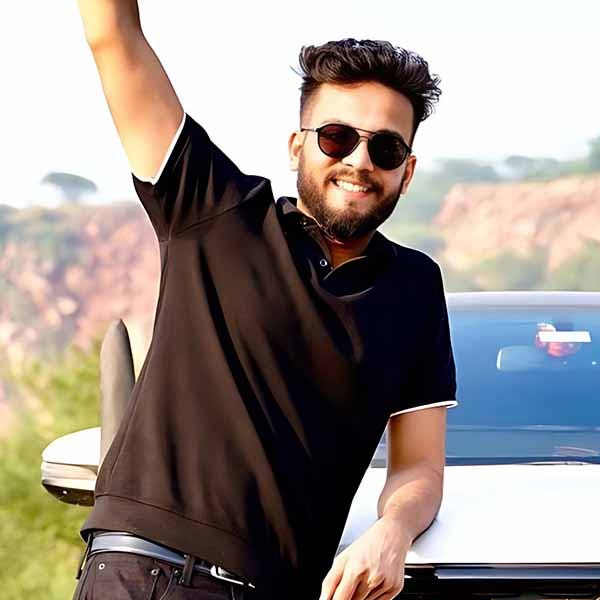 এই রেভ পার্টির বিরুদ্ধে যে এফআইআর দায়ের হয়েছে, পুলিশের দাবি, সেখানে এলভিশের নাম রয়েছে। বিতর্ক কী নিয়ে? পুলিশের দাবি, যে অভিযোগ দায়ের করা হয়েছে, তাতে বলা হয়েছে, বিদেশি মহিলাদের নিয়ে অবৈধ ভাবে এই রেভ পার্টির আয়োজন করেছিলেন এলভিশ। শুধু তাই-ই নয়, এই পার্টিতে মাদক হিসাবে সাপের বিষ ব্যবহার করা হয়েছে বলেও অভিযোগ। আর বিতর্ক এখান থেকেই। বিপুল টাকার বিনিময়ে এই বিষ বিক্রি হয় বলে দাবি পুলিশের।