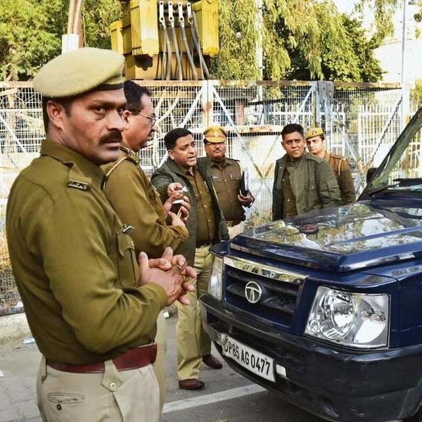 নয়ডার সেক্টর ৫১-য় আয়োজিত সেই রেভ পার্টিতে বৃহস্পতিবার তল্লাশি অভিযানে গিয়েছিল পুলিশ এবং বন্যপ্রাণ দফতরের একটি দল। পুলিশ জানিয়েছে, পার্টি থেকে পাঁচ মাদকপাচারকারীকে গ্রেফতার করা হয়েছে। তল্লাশি অভিযানের সময় পার্টি থেকে উদ্ধার হয় ন’টি বিষধর সাপ। তার মধ্যে ছিল পাঁচটি গোখরো, দু’টি দু’মুখো সাপ, একটি লাল সাপ এবং একটি অজগর। অভিযুক্তদের কাছ থেকে ২০-২৫ মিলিলিটার সাপের বিষ উদ্ধার হয়েছে।