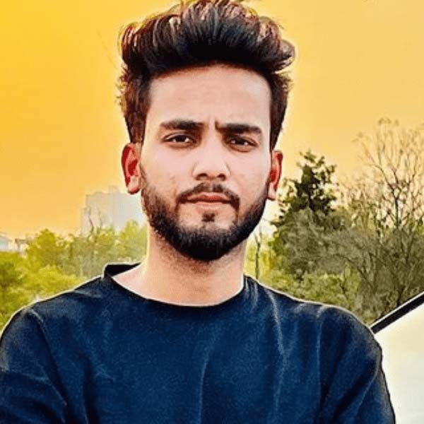 এই বিতর্কের মধ্যেই এলভিশের বেশ কিছু ছবি এবং ভিডিয়ো প্রকাশ্যে আসতে শুরু করেছে। যদিও সেই ভিডিয়ো এবং ছবির সত্যতা যাচাই করেনি আনন্দবাজার অনলাইন। ভিডিয়ো এবং ছবিতে এলভিশকে কখনও বিদেশি তরুণীর সঙ্গে সাপ নিয়ে দেখা গিয়েছে। কখনও আবার তাঁর সঙ্গীদের সঙ্গে সাপ নিয়ে দেখা গিয়েছে।