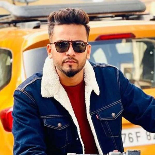 পিএফএ-র চেয়ারপার্সন মেনকা গান্ধীর দাবি, এক সপ্তাহ আগে উত্তরপ্রদেশের বৃন্দাবনে তল্লাশি চালিয়ে আটটি সাপ-সহ চার জনকে গ্রেফতার করা হয়েছিল। ধৃতেরা পুলিশের কাছে জানিয়েছিলেন, তাঁরা সাপের বিষ সরবরাহ করেন। সেই বিষ মাদক তৈরিতে কাজে লাগে। সেই গ্যাংয়ের লোকেরাই এলভিশের বিষয়ে জানিয়েছেন বলে পুলিশের দাবি। মেনকা গান্ধী এলভিশের গ্রেফতারির দাবি তুলেছেন। তিনি বলেন, “এলভিশ যদি নির্দোষই হন, তা হলে পালিয়ে বেড়াচ্ছেন কেন? এই ব্যক্তি টিআরপি বাড়ানোর জন্য যা খুশি করেন। গলায় সাপ জড়িয়ে ঘোরেন। যা বেআইনি। এলভিশকে দ্রুত গ্রেফতার করা উচিত।”