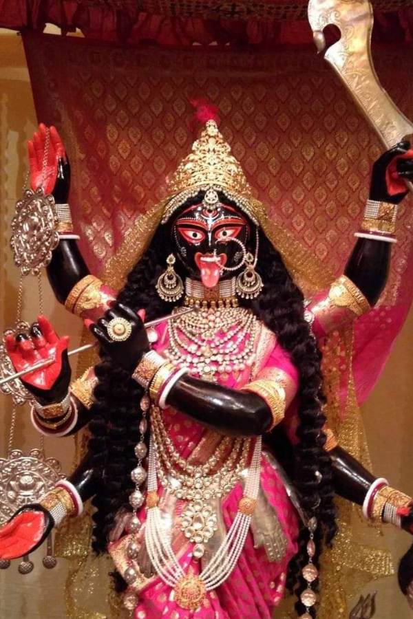  ঝন...ঝন...ঝন...!  ক্ষীণ আওয়াজ শুনে উঠে বসেন জটিলা। কেমন একটা ভোঁতা আওয়াজ, কীসের এ আওয়াজ!মাটিতে কান পাতলেন৷ আরও খানিকক্ষণ শোনার পর বুঝতে পারলেন, আরে এ তো নূপুরের নিক্কণ! কিন্তু এমন মৃদু,  শ্বাসরুদ্ধকর আওয়াজ কেন নূপুরের? 