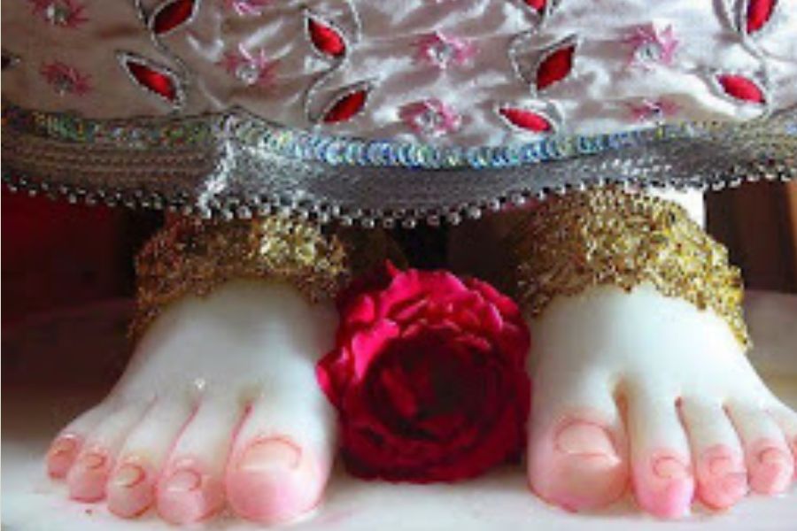 পরক্ষণেই মনে পড়ল কুটিলার কথা। কুটিলা বলেছিল বটে, ‘‘রাধা নুপুরের তীব্র ধ্বনিকে মৃদু ও ক্ষীণ করতে নূপুরের উপর কাপড় জড়িয়ে নেয়।’’এ তা হলে সত্যি! রধার এ ছলনা? এত স্পর্ধা এই রাধার, স্বামী থাকতে অভিসারে যাবে ওই কানাইয়ের সঙ্গে! 