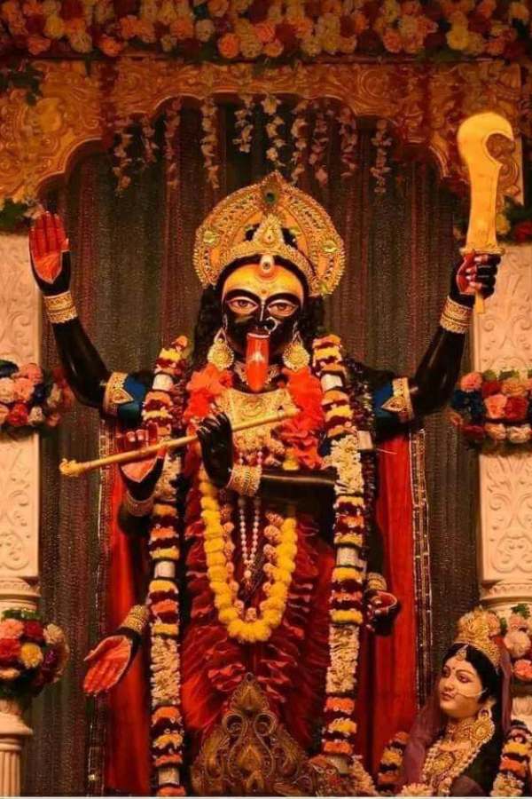 কিন্তু মায়ের এ কেমন রূপ,  বরাভয় মুদ্রা, অথচ হাতে বংশী ও খর্পর বা খড়্গ! এ কী আশ্চর্য রূপ তাকে দেখালেন মা! শ্রী রাধা বনফুলে মালা গেঁথে মায়ের সেবায় মগ্ন। থরথর করে কেঁপে ওঠে আয়ান, লুটিয়ে পড়লেন মায়ের পদতলে।   মাতৃকায়া~ কৃষ্ণকালী চতুর্ভুজা কৃষ্ণবর্ণা চূড়ামুকুট মণ্ডিতা। দক্ষিণহস্তে শঙ্খ ও খর্পর ধারিণী এবং নবযৌবনসম্পন্না। বাম হস্তে খড়্গ ও চক্র ধারণ করে আছেন এবং মুণ্ডমালা বিভূষিতা। গোপিনীদের দ্বারা অর্চিতা এবং নানালঙ্কার ভূষিতা। 