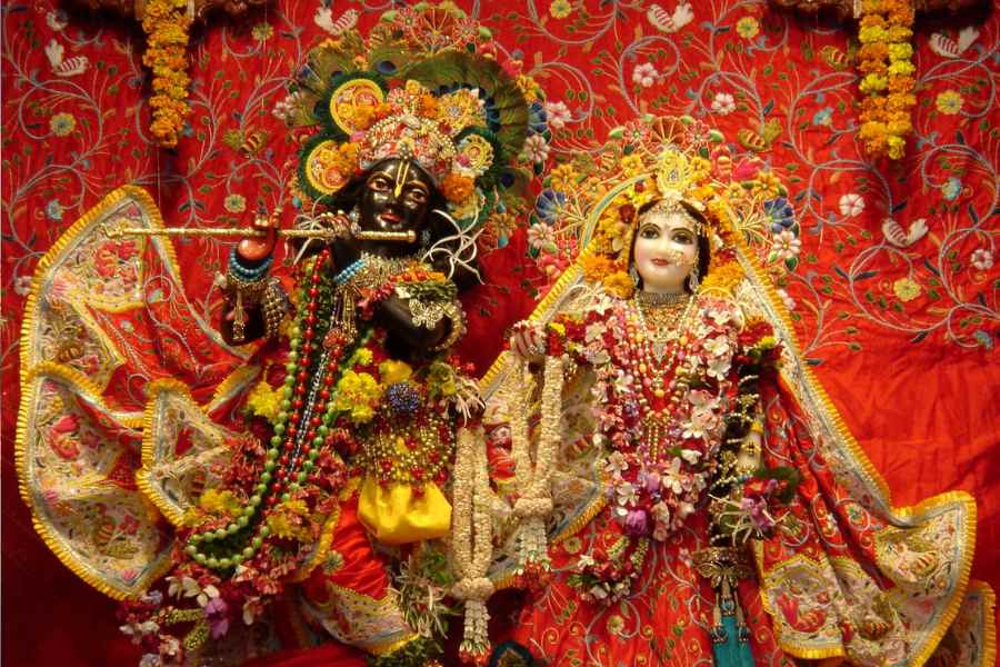 কিংবদন্তি মতে, এই দিন মা এবং শ্রীকৃষ্ণ যুগপৎ শ্রীরাধা কে রটনাহেতু উত্থাপিত কলঙ্ক থেকে উদ্ধার করেছিলেন। তাই এই পূজার অপর নাম, রটন্তী কালীপূজা। এই কালীপূজা অমাবস্যায় হয়না বরং চতুর্দশীর সেই মহান সন্ধিক্ষণকে স্মরণ করে। 