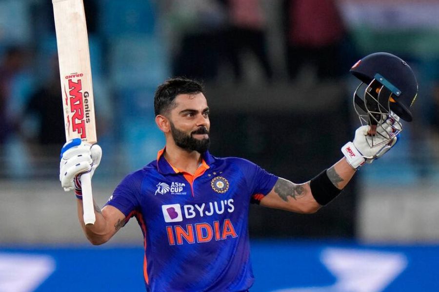 বিরাট কোহলি নামটা ইচ্ছাকৃতভাবেই অনুচ্চারিত রয়েছে এক্ষেত্রে, কারণ তিনি তো বর্তমান ভারতীয় দলেরই ব্যাটিং-কান্ডারি! সচিন এই দলে হাসতে হাসতে শুভমান গিলের জায়গায় যে ওপেনার থাকতেন তা নিঃসন্দেহে। হার্দিক পান্ড্যর পরিবর্তে কপিলের ঢোকাটাও খুব স্বাভাবিক। যেমনটা উইকেটকিপারের জায়গায় কে.এল রাহুলের স্থানে ধোনি।