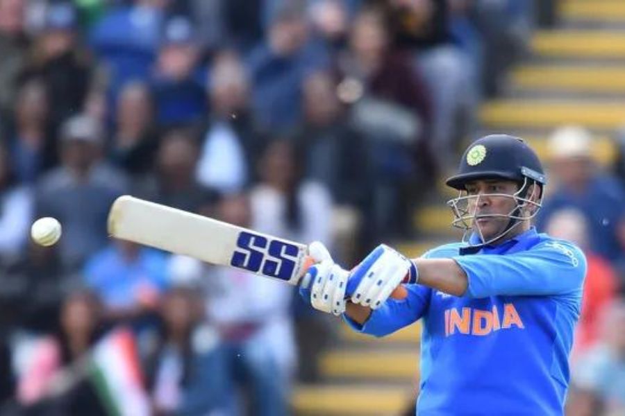 অধিনায়ক হিসেবে দেশকে ওয়ান ডে, টি-টোয়েন্টি দুটো বিশ্বকাপ দেওয়া ছাড়াও টেস্ট চ্যাম্পিয়নশিপে বিশ্বের এক নম্বর করার জন্য ধোনিই হয়তো ২০২৩ বিশ্বকাপ ভারতীয় দলকেও নেতৃত্ব দিতেন। আর টেনেটুনে রবীন্দ্র জাদেজার জায়গায় ভারতের দ্বিতীয়বার (২০১১) বিশ্বকাপ জয়ের 'ম্যান অফ দ্য টুর্নামেন্ট' যুবরাজ। ব্যা্স! এর বাইরে কে আসেন রোহিতের এই দলে? দুঃখিত, গাওস্কর-বিশ্বনাথ থেকে শুরু করে রবি শাস্ত্রী-মোহিন্দর অমরনাথ, হরভজন-কুম্বলে, জাহির খান.. কেউ নন!