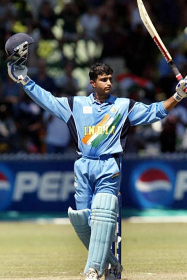 সাতে সাত! এ বারের বিশ্বকাপে এখনও অবধি সাতটা ম্যাচ খেলে সাতটাতেই জিতে বসে আছে ভারত! হ্যাঁ, এর আগে এমন আশ্চর্য কান্ড বা তার চেয়েও বেশি করে দেখিয়েছিল ২০০৩ বিশ্বকাপে সৌরভ গঙ্গোপাধ্যায়ের ভারত। তবে সেটা টুর্নামেন্টের দ্বিতীয় ম্যাচেই ১৬৬ বল বাকি থাকতে ৯ উইকেটে অস্ট্রেলিয়ার হাতে দুরমুশ হওয়ায় মুম্বইয়ে সচিনের বাড়ি কিংবা বেঙ্গালুরুতে রাহুল দ্রাবিড়ের বাড়িতে ক্ষিপ্ত ভারতীয় ক্রিকেটভক্তরা ভাল ছোঁড়ার ঘটনার পর! টানা ৮টা ম্যাচ পরপর জিতে ভারত সেবার ফাইনালে উঠেছিল। যদিও সেখানে ফের অস্ট্রেলিয়ার কাছে ১২৫ রানে হার! 