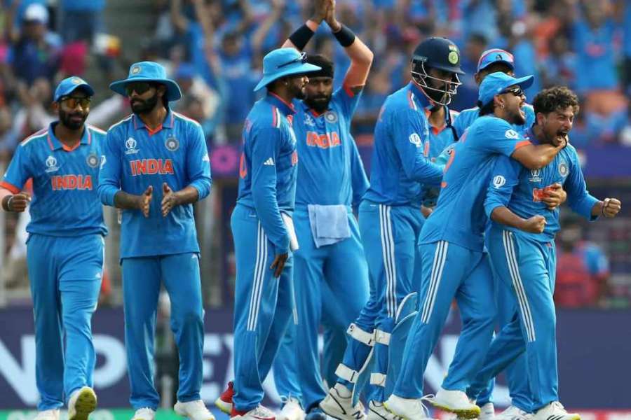 ঠিক তেমনই বিধ্বংসী ভারতকে দেখাচ্ছে এখনও পর্যন্ত এ বারের বিশ্বকাপে। তার জন্য টুর্নামেন্টের প্রথম দেশ হিসেবে এর মধ্যেই সেমিফাইনালের টিকিট পেয়ে গিয়েছেন রোহিত শর্মারা। ইডেনে রবিবার ভারত হারলে ৭-০ জয়ের সরণিতে 'দাগ' পড়বে বটে, কিন্তু তার বেশি কিছু নয়। বরঞ্চ দক্ষিণ আফ্রিকা কাল ইডেনে জিতলে এবারের বিশ্বকাপে সেমিফাইনালে জায়গা নিশ্চিত করে ফেলবে।