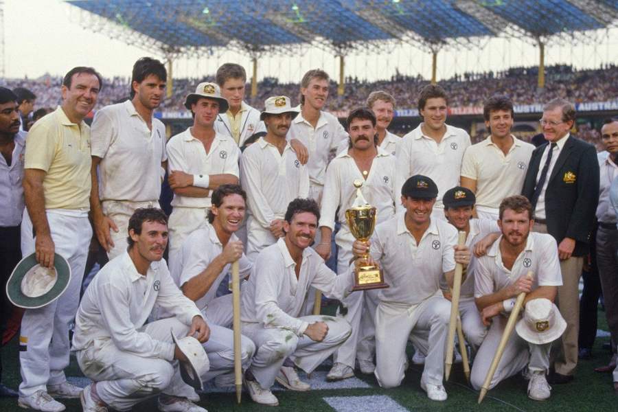 আবার ইডেন তার ঐতিহ্যের সুবিচার করে ১৯৮৭ ওয়ান ডে বিশ্বকাপ এবং ২০১৬ টি-টোয়েন্টি বিশ্বকাপ, দুটোরই ফাইনাল আয়োজন করেছে। যথাক্রমে ওই দুই বছরের ৮ নভেম্বর এবং ৩ এপ্রিল। সাতাশির কাপ ফাইনালে ইংল্যান্ড অধিনায়ক মাইক গ্যাটিংয়ের সেই আত্মঘাতী রিভার্স সুইপের খেসারত দিয়ে মাত্র ৭ রানে হেরে অস্ট্রেলিয়াকে প্রথমবার বিশ্বকাপ চ্যাম্পিয়ন করে দিয়েছিলেন ইংরেজরা। 