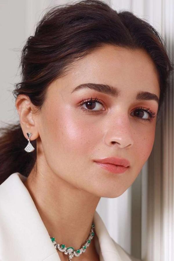 হেমন্তের প্রথম হাওয়া বইতে না বইতে বাজারে মিলছে নানা রকমের মরসুমি ফল। যেমন, আপেল, শশা, বেদানা, মুসাম্বি লেবু ইত্যাদি। এই ফলগুলি শুধু খেলেই যে ত্বকের জন্য ভাল তাই নয়, আবার আপনি ভাল করে বেটে বা কুরিয়ে প্যাকের মতো মুখেও লাগাতে পারেন। তাতেই আপনার ত্বক হবে উৎসবের আমেজের প্রথম সারির জেল্লাদার। 