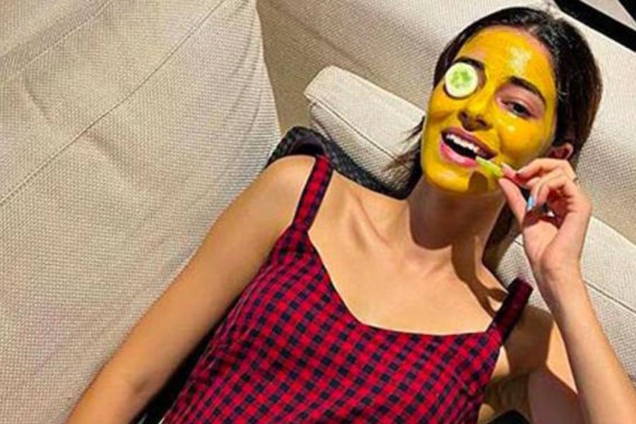 ত্বক ভালো রাখার আসল চাবিকাঠি হল, আপনি কী রকম খাবার খাচ্ছেন বা সারাদিনে কত খানি জল খাচ্ছেন তার উপরেই বেশিরভাগটাই নির্ভর করে।   ফ্লোরার মতে, “পুজোর দিনগুলিতে অনেক বাইরের তেল-মশলা যুক্ত খাবার খাওয়া হয়েছে, যা প্রত্যক্ষ এবং পরোক্ষভাবে ত্বকের জেল্লাকে কমিয়ে দেয়। তাই আপাতত সকলের আবার একটু বুঝে শুনে স্বাস্থ্যকর খাবার খাওয়ার দিকে মন দিন, সঙ্গে প্রচুর জল খান, তবেই না ত্বক উজ্জ্বল দেখাবে!”  