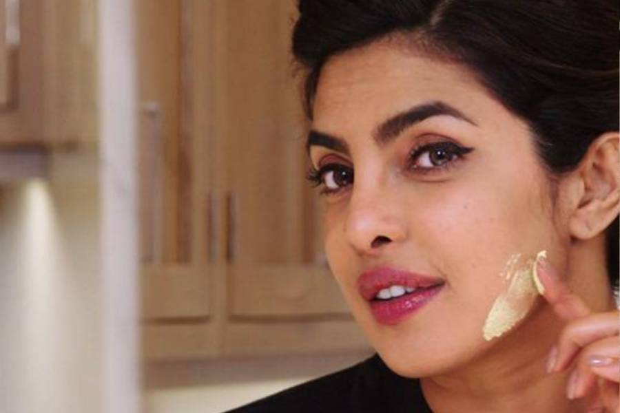 ধরুন, মনে হল পার্লারে আসবেন, তাহলে ফ্লোরার উপদেশ, “যাঁদের ত্বক ব্রনপ্রবণ, তাঁরা ব্রন প্রতিরোধী ট্রিটমেন্ট করিয়ে নিতে পারেন মুখের জন্য। তৈলাক্ত ত্বকের জন্য হাইড্রা ফেসিয়াল এবং শুষ্ক ত্বকের জন্য ভিটামিন সি যুক্ত ফেসিয়ালই আদর্শ।"