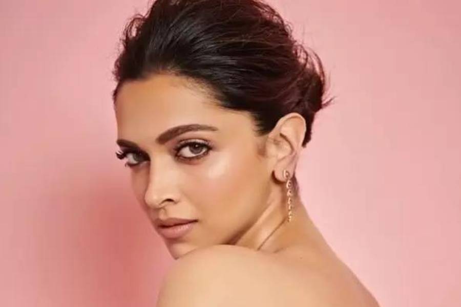 এছাড়াও, শীতের এই শুষ্কতা থেকে বাচতে, ভিটামিন সি যুক্ত ক্রিম, নাইট ক্রিম, গোল্ড ফেস ওয়াশ ইত্যাদি ব্যবহার করা উচিত বলে মনে করেন তিনি।  তাঁর কথায় জানা গেল, এই মুহূর্তে ভাল ক্রিম যুক্ত ফেশিয়ালই একমাত্র শুষ্কতা থেকে বাঁচাতে পারে রুক্ষ ত্বককে, তাই গোল্ড, প্ল্যাটিনাম, ভিটামিন যুক্ত ফেসিয়াল বেছে নিন।