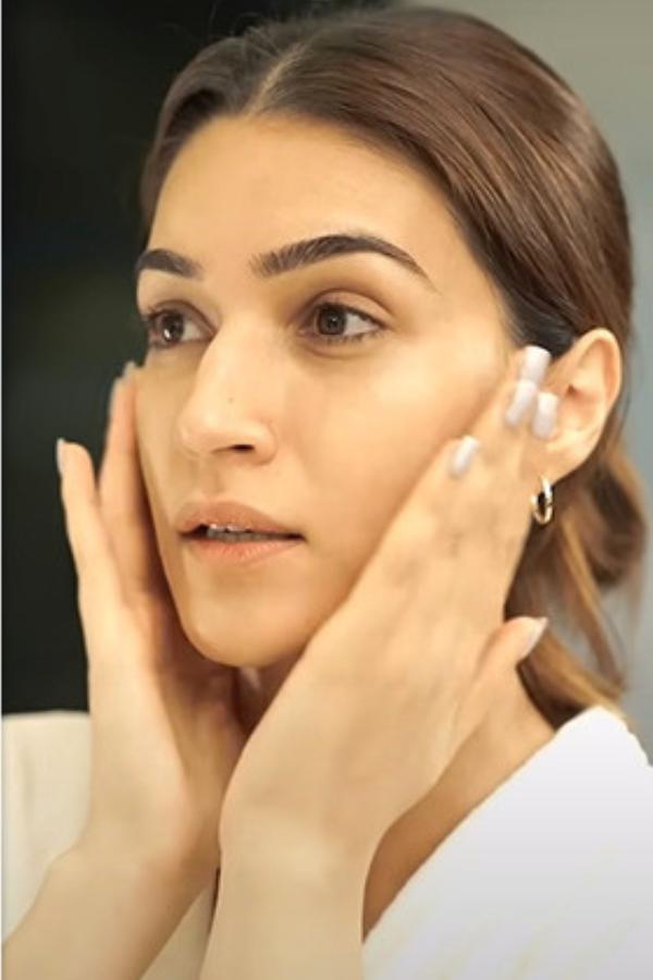 আবার উৎসবের আমেজে সান্সক্রিনকে ভুলে গেলে চলবে না! যাঁদের তৈলাক্ত ত্বক তাঁরা বেছে নিন ৩০ এসপিএফ ও সাধারণ থেকে শুষ্ক ত্বকের জন্য দরকারী ৪০ এসপিএফ যুক্ত ভাল সান্সক্রিন, সুরক্ষিত থাকবে আপনার ত্বক। 