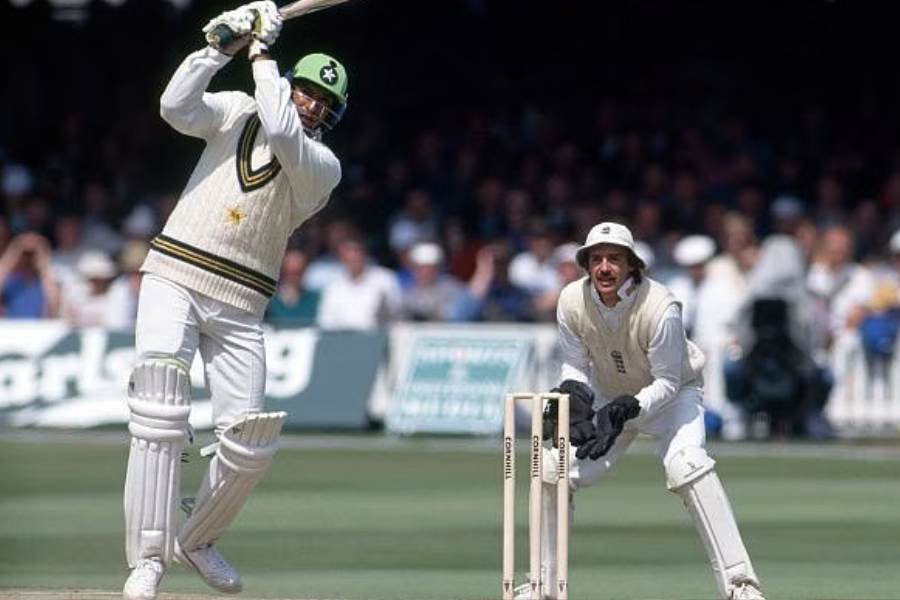 আবার ইডেনেই ১৯৮৯ সালের ১ নভেম্বর নেহরু কাপ ওয়ার্ল্ড সিরিজের ফাইনালে ভিভ রিচার্ডসের ওয়েস্ট ইন্ডিজকে ম্যাচের এক বল বাকি থাকতে ছক্কা হাঁকিয়ে নাটকীয়ভাবে হারিয়ে পাকিস্তানকে চ্যাম্পিয়ন করেছিলেন ওয়াসিম আক্রম! 