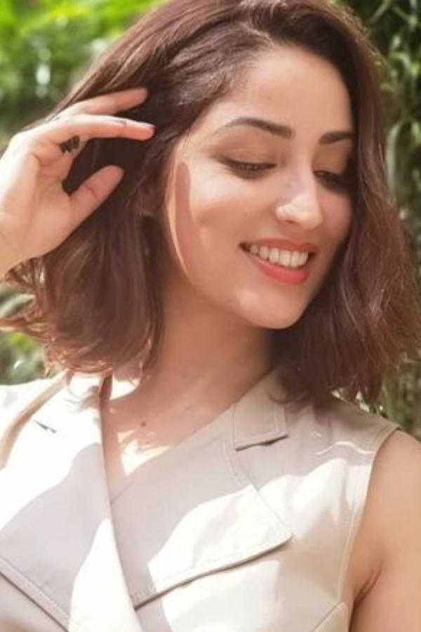 তাই ত্বককে সবাই বাঁচাতে ও জেল্লা ফিরিয়ে আনতে এই বার প্রয়োজন হাইড্রেটিং ফেসিয়াল। ত্বকের এই শুষ্কতাঁর জন্য যে ধরনের খেয়াল রাখা প্রয়োজন অফিস যাতায়াত শুরু হয়ে যাবার দরুণ অনেকেই সেই নজর দিতে পারচেন না। তাঁরা উৎসবের মরশুমে ঝলমল করতে চাইলে অবশ্যই নিজেদের জন্য পার্লারে গিয়ে ট্রিটমেন্ট করুন।ফ্লোরা জানাচ্ছেন, “অফিসের নিত্য যাত্রীদের জন্য ঘরোয়া উপায়ের উপর ভরসা না করে সঠিক পদক্ষেপ নেওয়া দরকার”। 