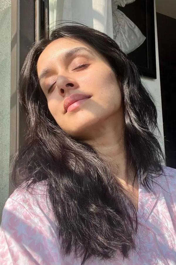 আবার যারা বাড়িতে থাকেন, তাঁরা নিজেদের ত্বকের জন্য বানিয়ে নিতে পারেন মুসুর ডাল বেটে তার স্ক্রাব, এতেই সপ্তাহান্তের ধুলোবালি উঠে গিয়ে জেল্লা ফিরে আসবে আপনার ত্বকে। তবে তাঁর বারবার সতর্কতা, “ভাল ক্রিম ব্যবহার করতে ভুললে চলবে না কোনওভাবেই!”আর শুধু বাড়িতে কিনে প্রসাধনী মাখার ছক? নৈব নৈব চ!