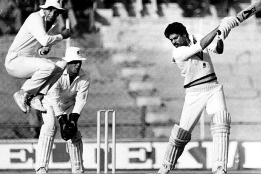 এমনকী ওই টুর্নামেন্টেই ইডেনে ভারত বনাম পাকিস্তান মহারণ হয়েছিল সে বারের কালীপুজোর দিন- ২৮ অক্টোবর, ১৯৮৯। অথচ তাতে দীপাবলির উৎসবে কোনও রকমের দুশ্চিন্তার প্রভাব পড়েনি। দিব্যি ইডেনের বাইশ গজে ভারত-পাক লড়াই হয়েছিল আর পাশাপাশি দীপাবলির আতশবাজির খেল চলেছিল শহর কলকাতা জুড়ে!