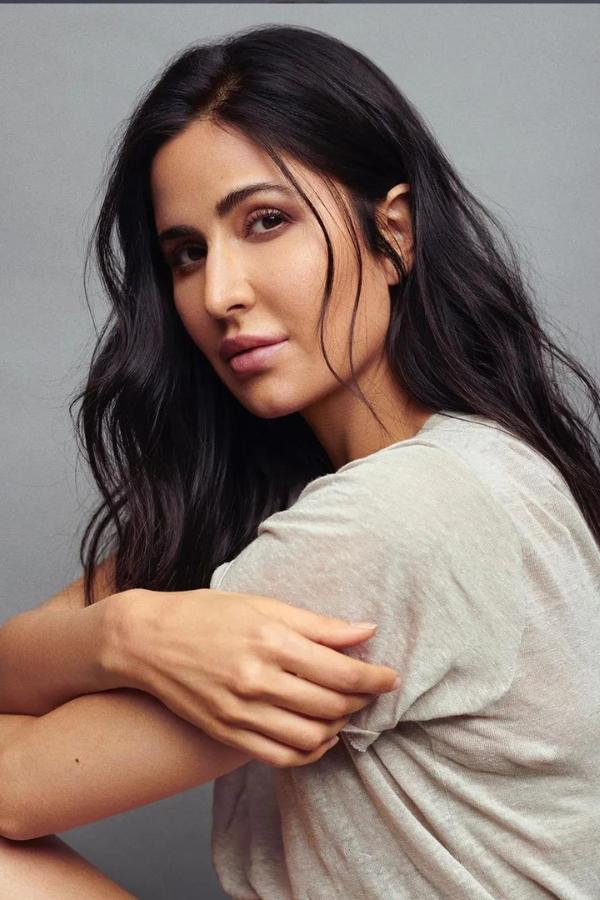 নিজের ঘরেই ১৫টি লবঙ্গ জলে দিয়ে ফুটিয়ে রাখুন। তার পর রাতের বেলা সেই জলে বরফের কিউব দিয়ে মুখে লাগাবেন। সকালের মধ্যে ত্বকের জেল্লা হবে দেখার মতো। এই তরল আপনি সংগ্রহে অনায়াসে রেখেও দিতে পারেন, বেশ ক’দিন চলবে।