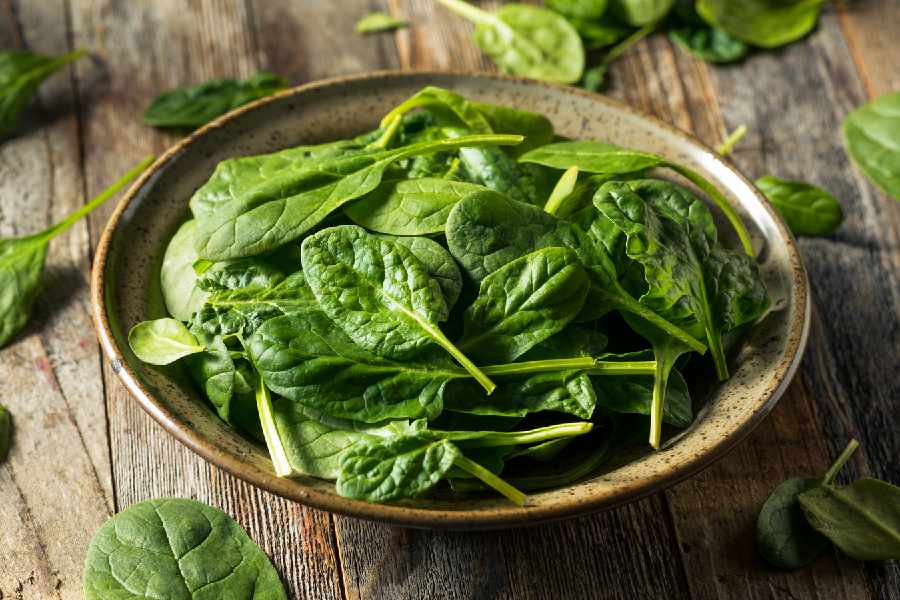 How to store fresh spinach for extended freshness.